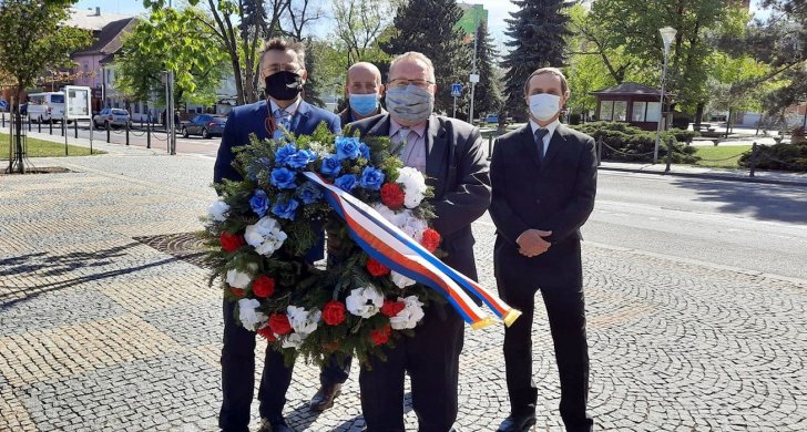 věnce_75_výročí_náměstí_Podbořany.jpg